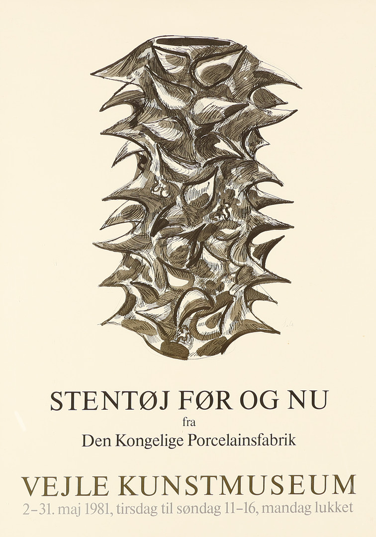 Udstillingsplakat med sort-hvid illustration af Axel Salto forestillende stor stentøjsvase i spirende stil, fra retrospektiv udstilling omhandlende stentøj fra Royal Copenhagen på Vejle Kunstmuseum, Danmark i 1981.