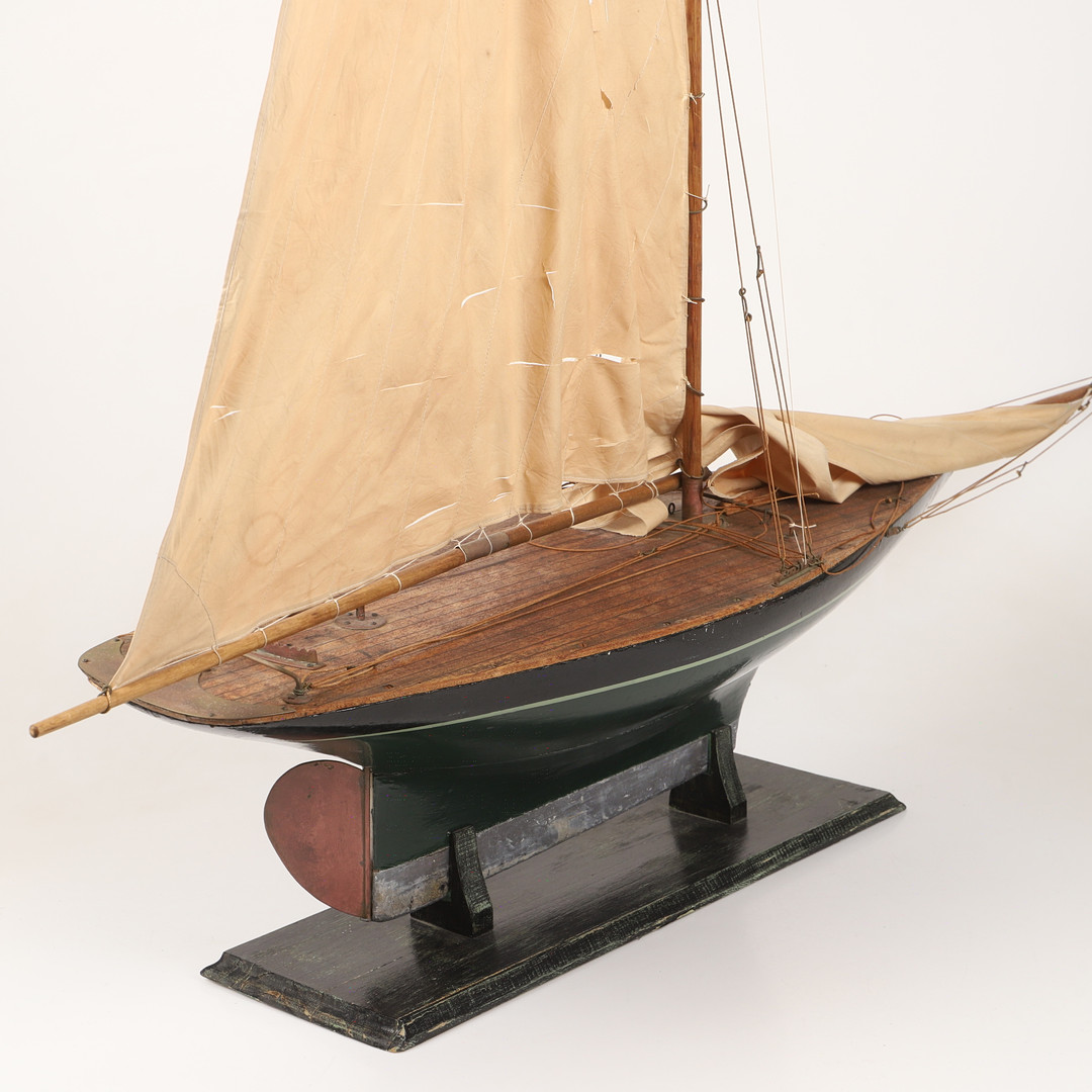 BÅTMODELL, trä/ metall med textilsegel, 1900-tal.
