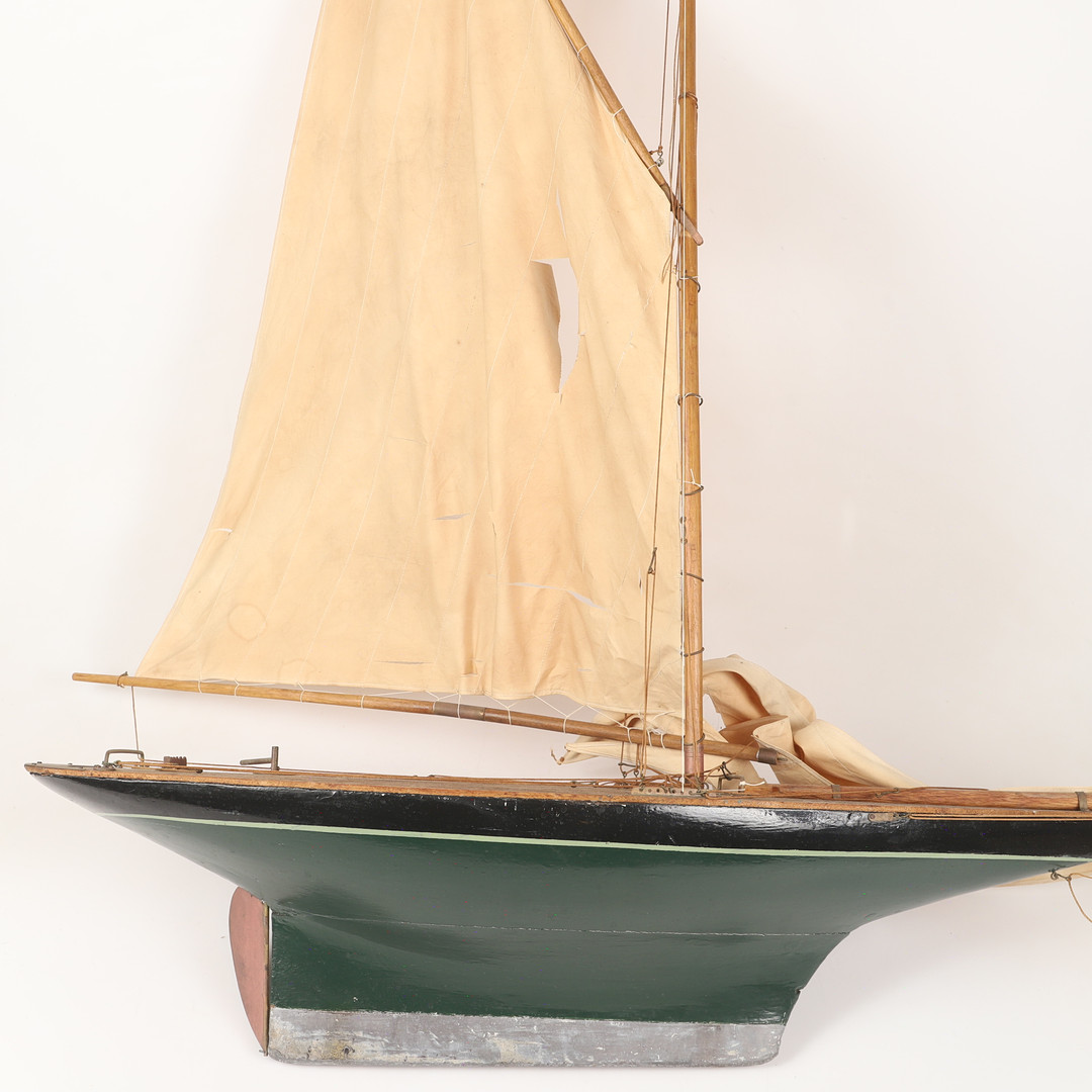BÅTMODELL, trä/ metall med textilsegel, 1900-tal.