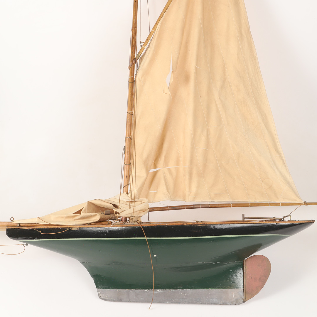 BÅTMODELL, trä/ metall med textilsegel, 1900-tal.