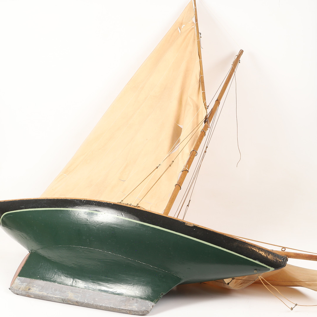 BÅTMODELL, trä/ metall med textilsegel, 1900-tal.