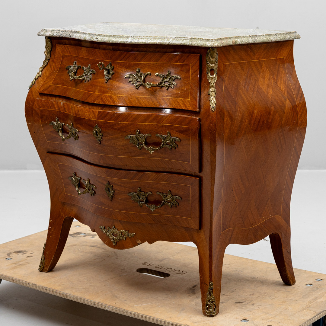 BYRÅ, mahogny med marmorskiva, rokoko-stil, 1900-tal.