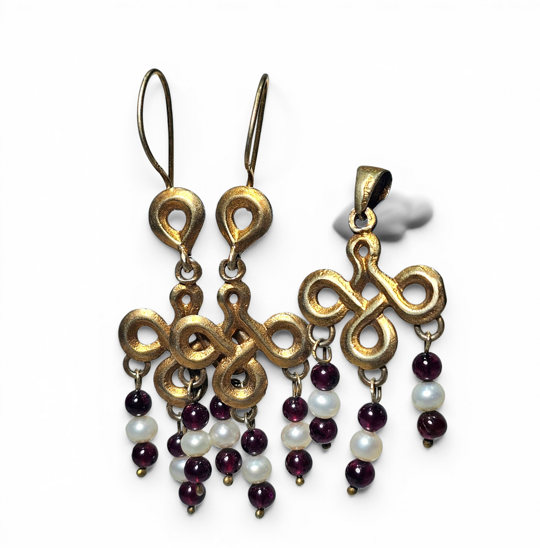 Conjunto de pendientes y colgante en plata bañada en oro con perlas y granates.