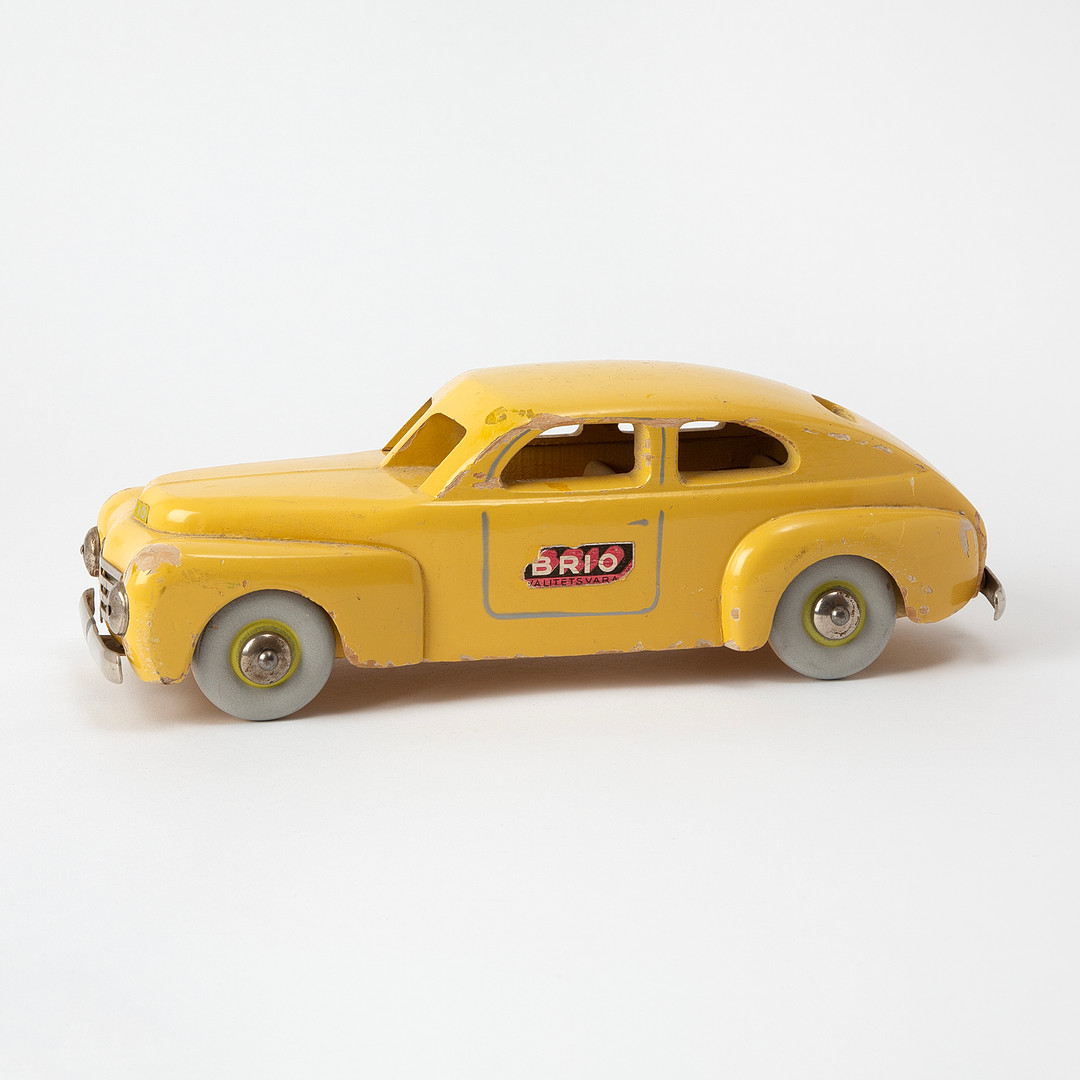 BRIO. "Volvo PV 444", leksaksbil, gullackerat trä, ca 1950.