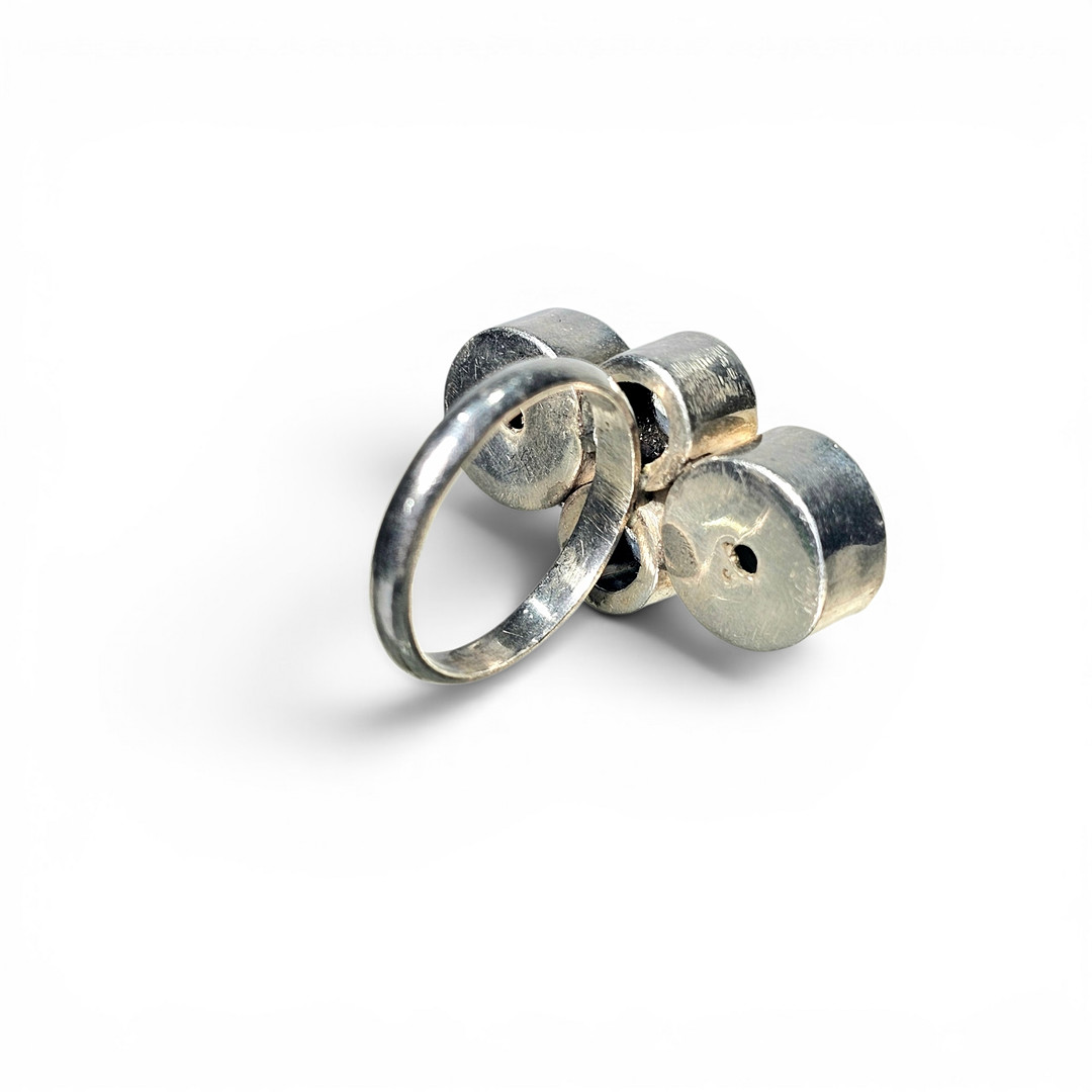 Anillo en plata con topacios y piedras semipreciosas.