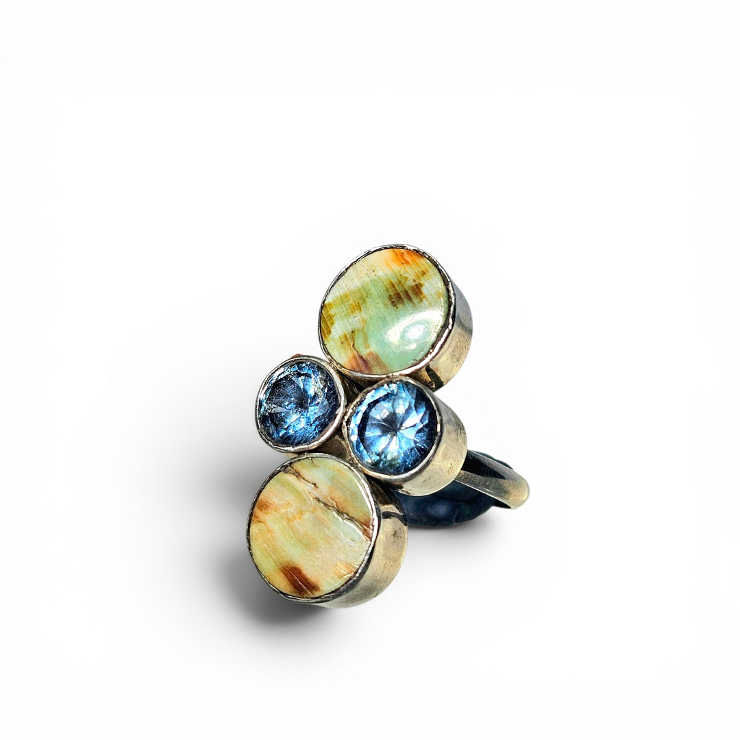 Anillo en plata con topacios y piedras semipreciosas.