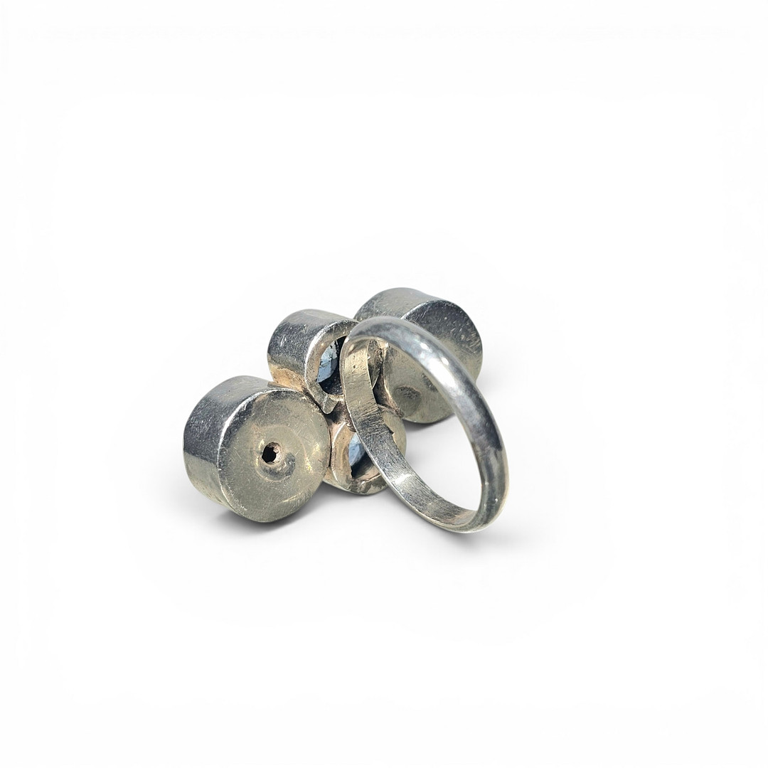 Anillo en plata con topacios y piedras semipreciosas.