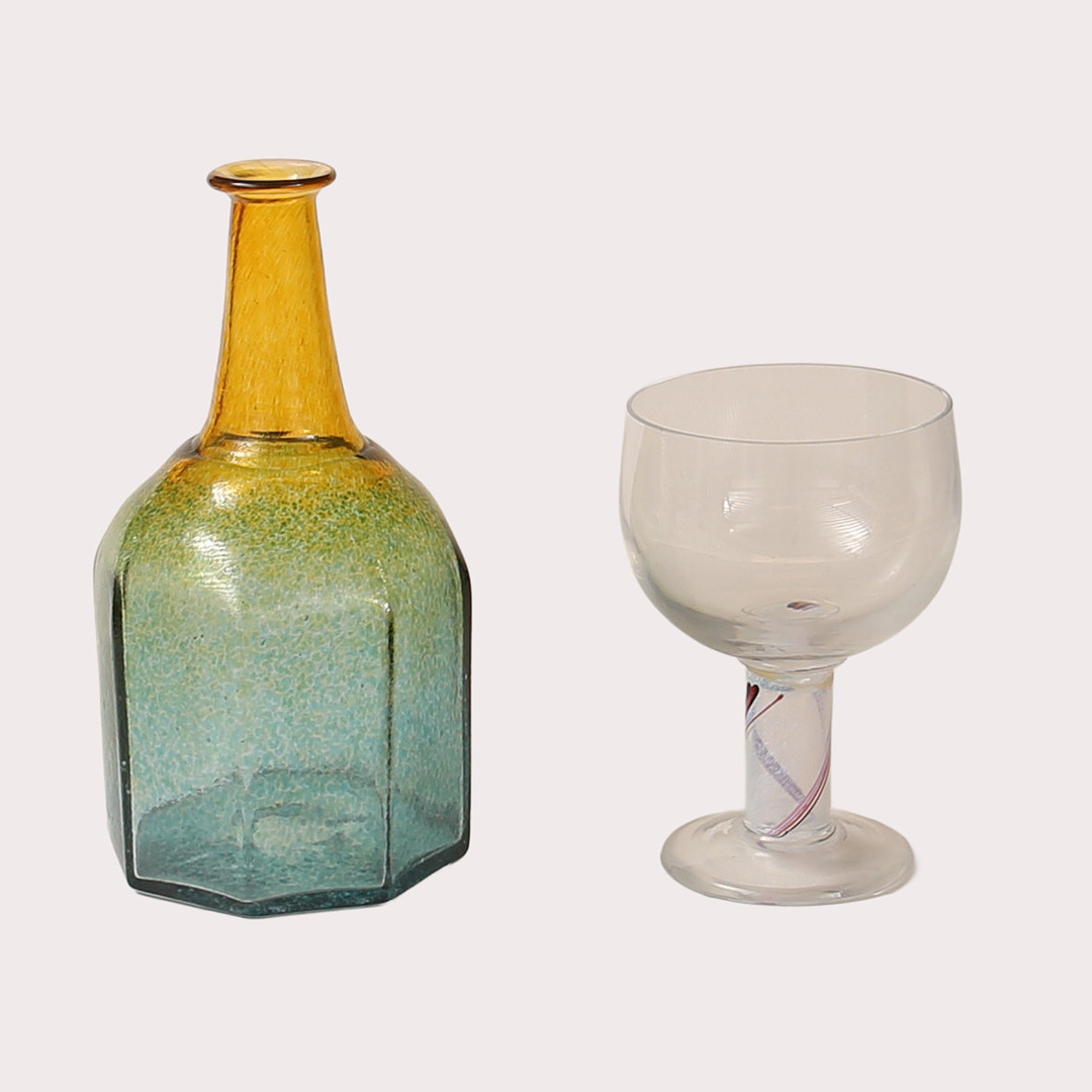 BERTIL VALLIEN. STOR GLASFLASKA SAMT GLAS PÅ FOT, Kosta Boda, 2 stycken.