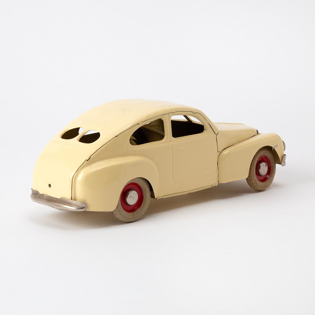 BRIO. "Volvo PV 444", leksaksbil, vitlackerad plåt, urverk, runt 1950.