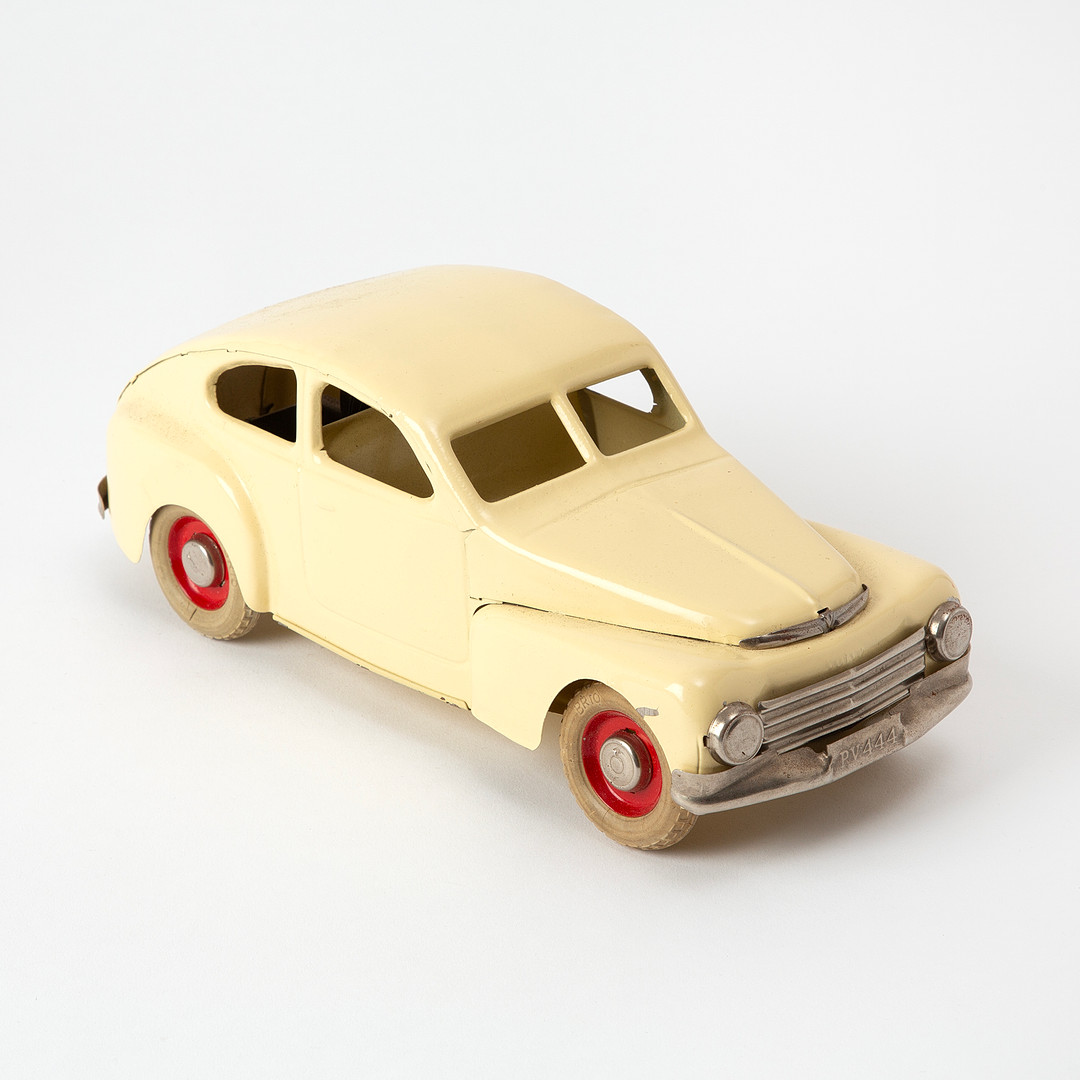 BRIO. "Volvo PV 444", leksaksbil, vitlackerad plåt, urverk, runt 1950.