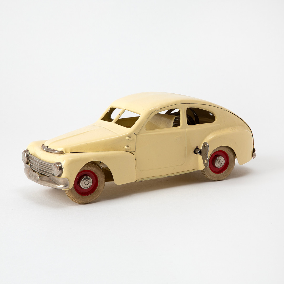 BRIO. "Volvo PV 444", leksaksbil, vitlackerad plåt, urverk, runt 1950.