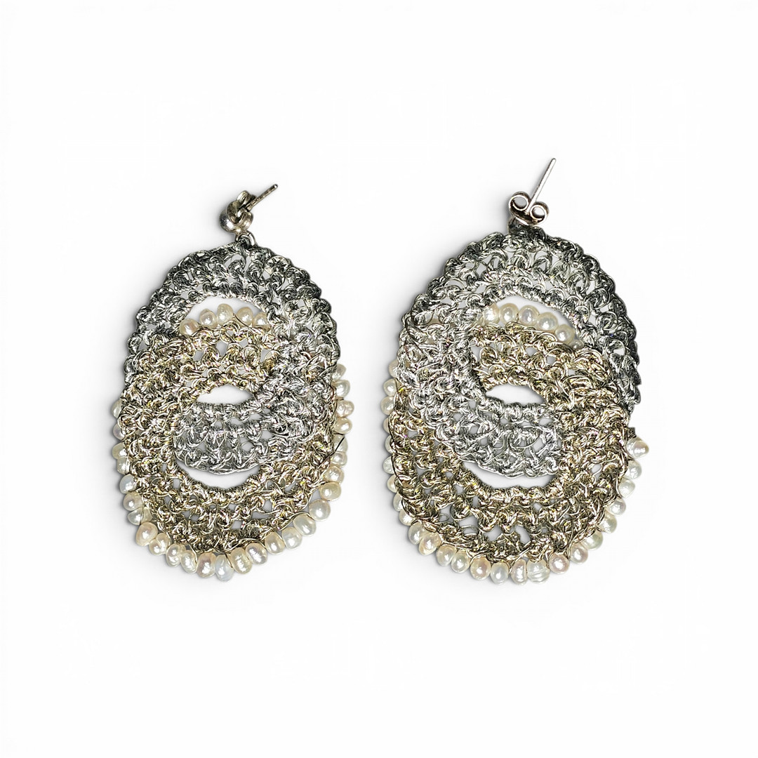 Pendientes en filigrana de plata con pequeñas perlas de río.