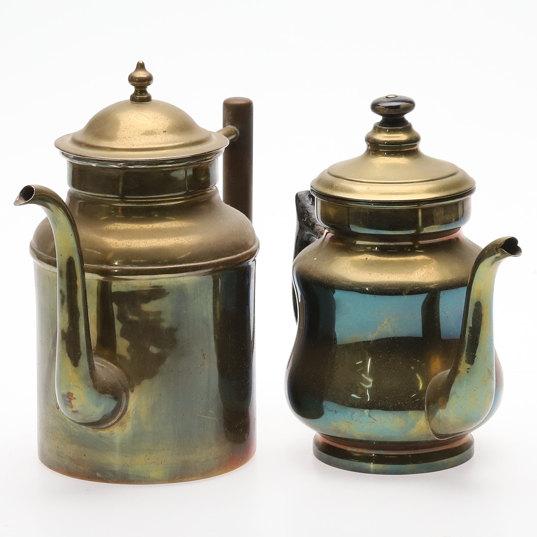 KAFFEKANNOR. Mässing med trä, 1900-tal.