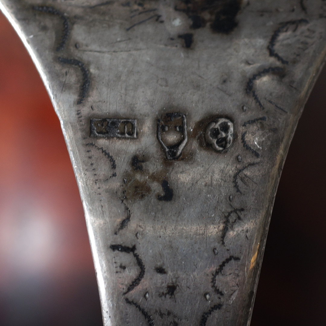 PIPHUVUDEN, 6 st, för långpipor, sjöskum med silverinfattning, 1800-tal.