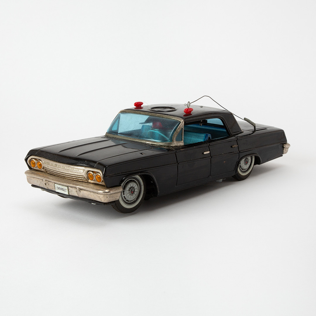YONEZAWA. "Unmaket police car, with mystery action", Chevrolet impala, svartlackerad plåt med svarta gummidäck, 1962 års modell.