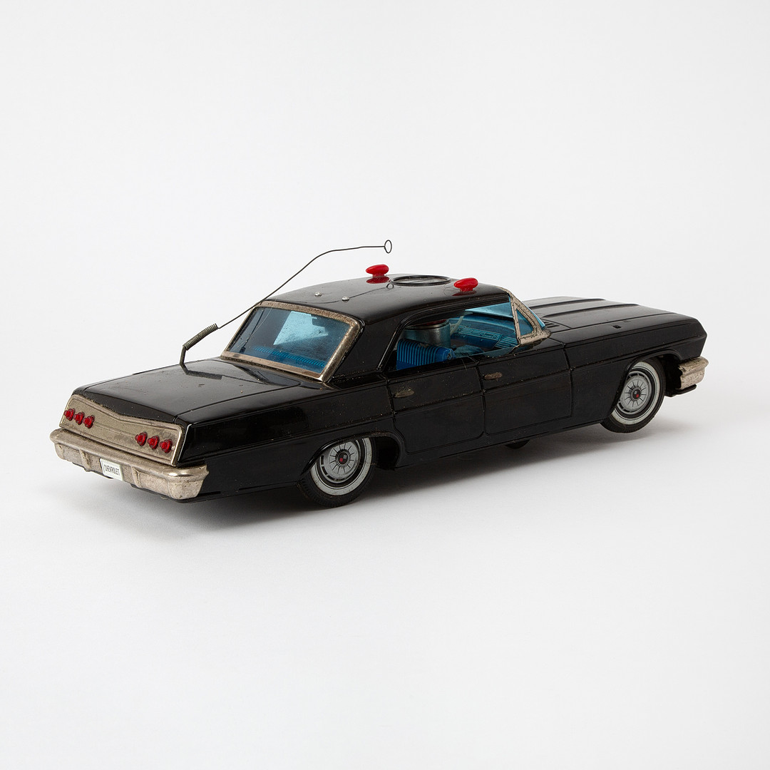 YONEZAWA. "Unmaket police car, with mystery action", Chevrolet impala, svartlackerad plåt med svarta gummidäck, 1962 års modell.