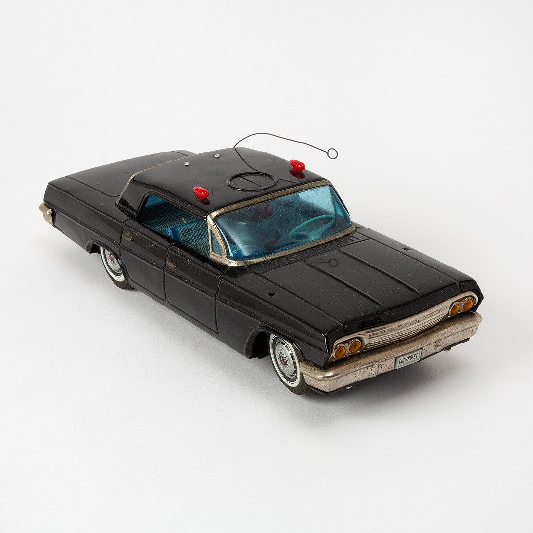 YONEZAWA. "Unmaket police car, with mystery action", Chevrolet impala, svartlackerad plåt med svarta gummidäck, 1962 års modell.