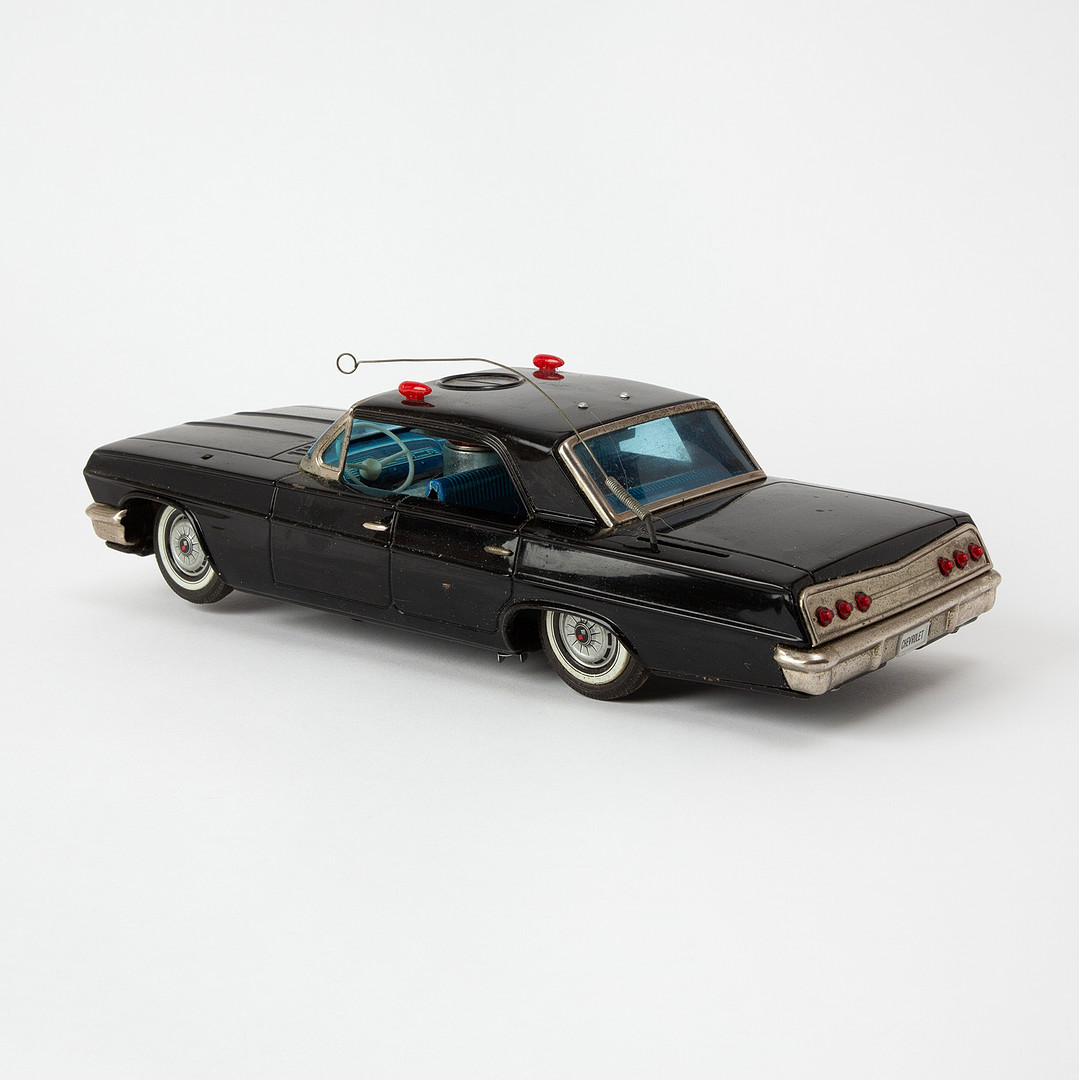 YONEZAWA. "Unmaket police car, with mystery action", Chevrolet impala, svartlackerad plåt med svarta gummidäck, 1962 års modell.