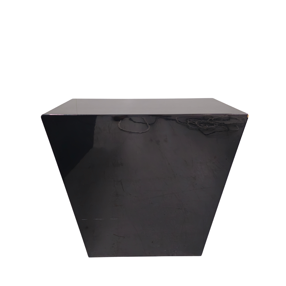 Peana en madera contrachapada lacada en negro.