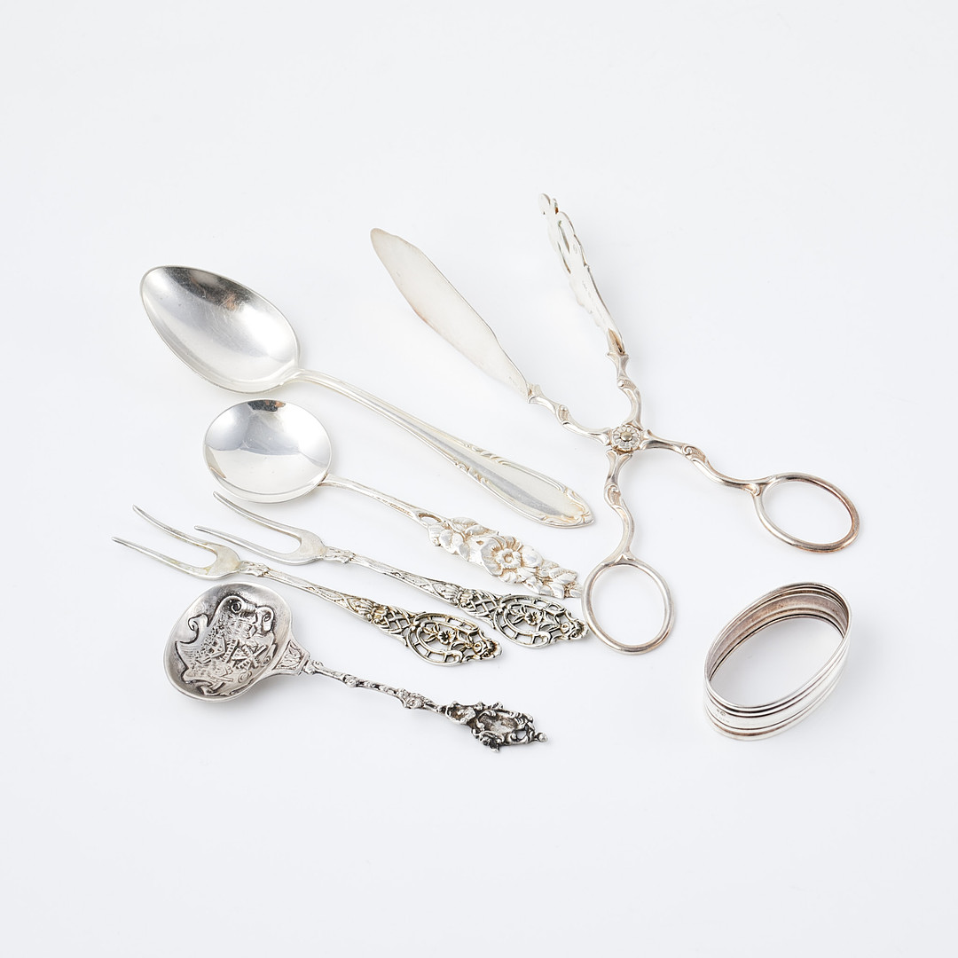 KAKTÅNG, TÅRTGAFFLAR, 2 st., SERVETTRING, SKEDAR, 3 st. olika modeller, silver, 1900-tal, Sverige resp Finland, olika modeller, delvis genombruten dekor, totalvikt ca 126 g.