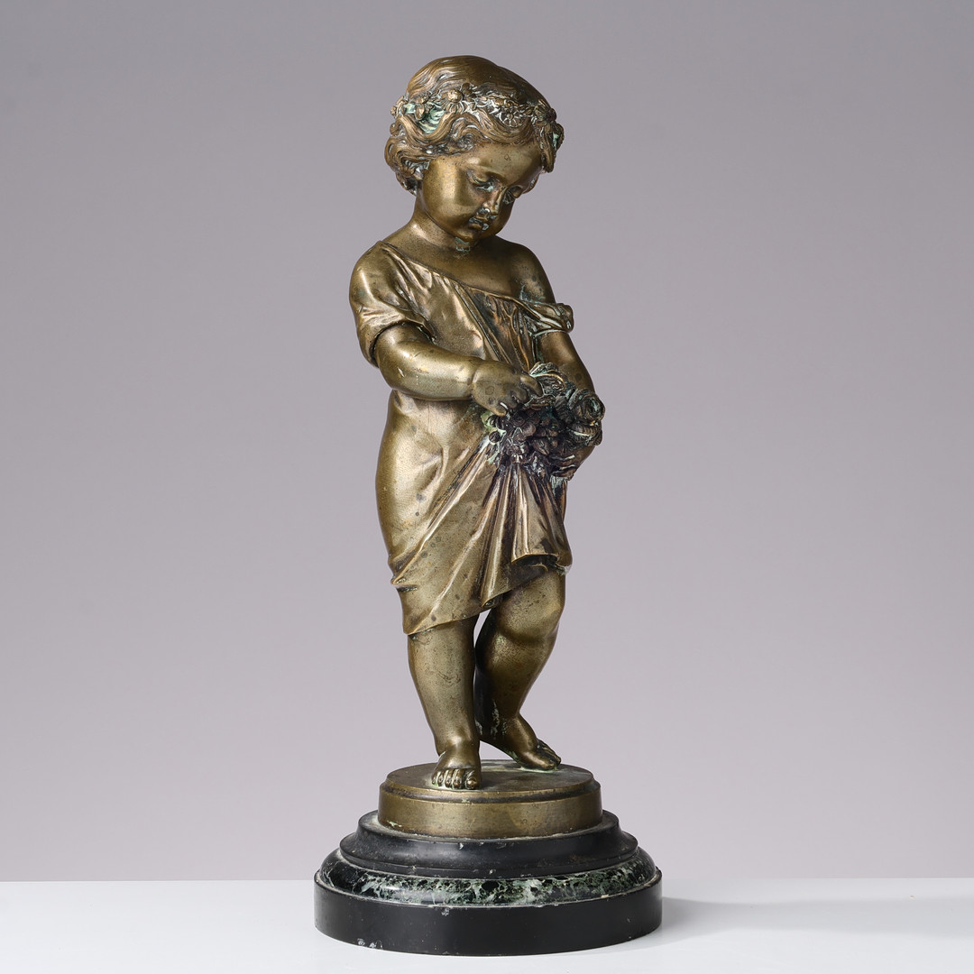 UBEKENDT KUNSTNER. Bronzefigur af stående pige med blomster på rund sokkel af marmor, antagelig Frankrig 1800 tallets anden halvdel.