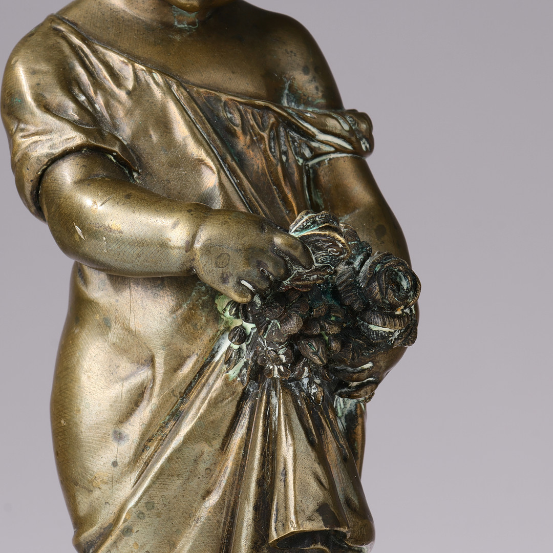 UBEKENDT KUNSTNER. Bronzefigur af stående pige med blomster på rund sokkel af marmor, antagelig Frankrig 1800 tallets anden halvdel.