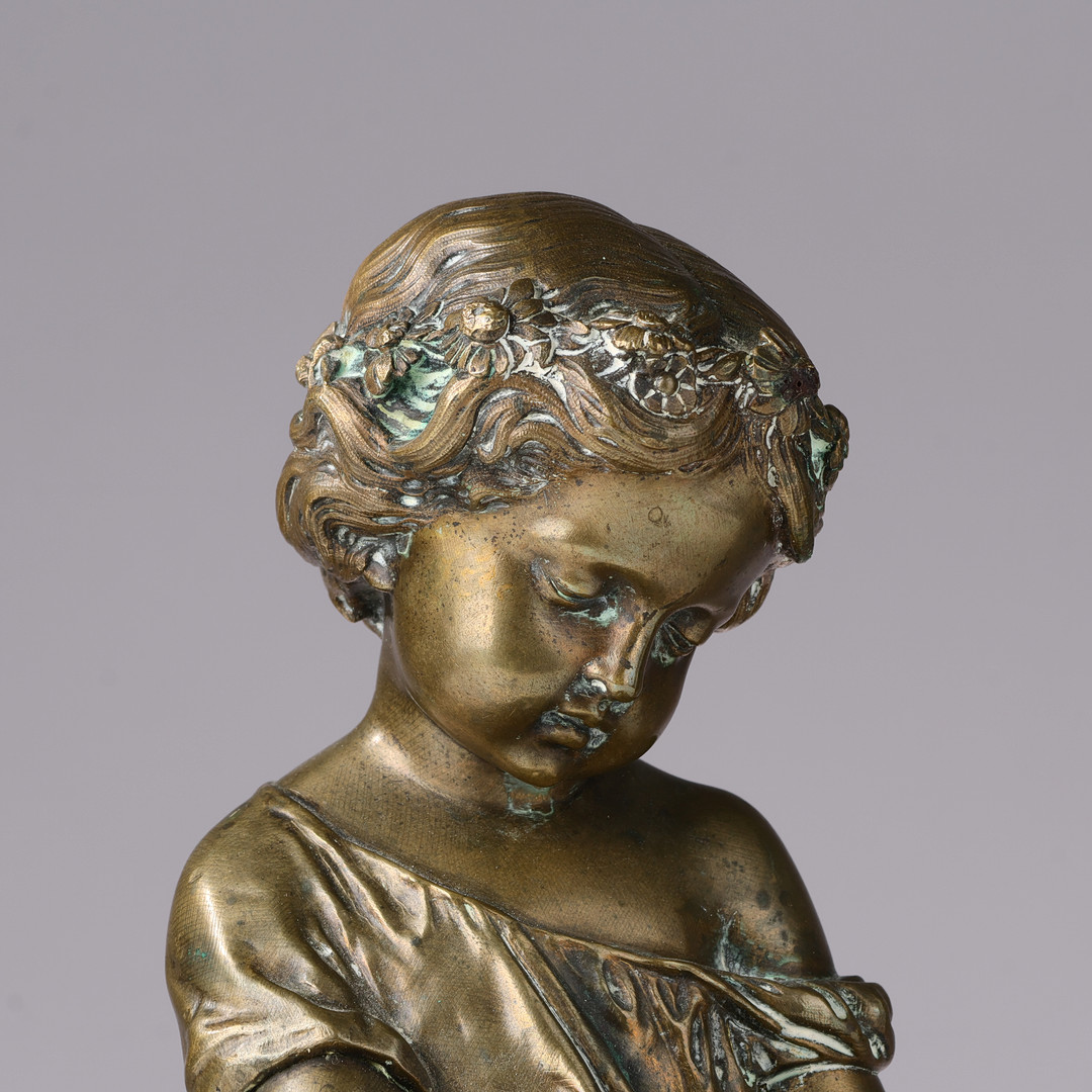 UBEKENDT KUNSTNER. Bronzefigur af stående pige med blomster på rund sokkel af marmor, antagelig Frankrig 1800 tallets anden halvdel.