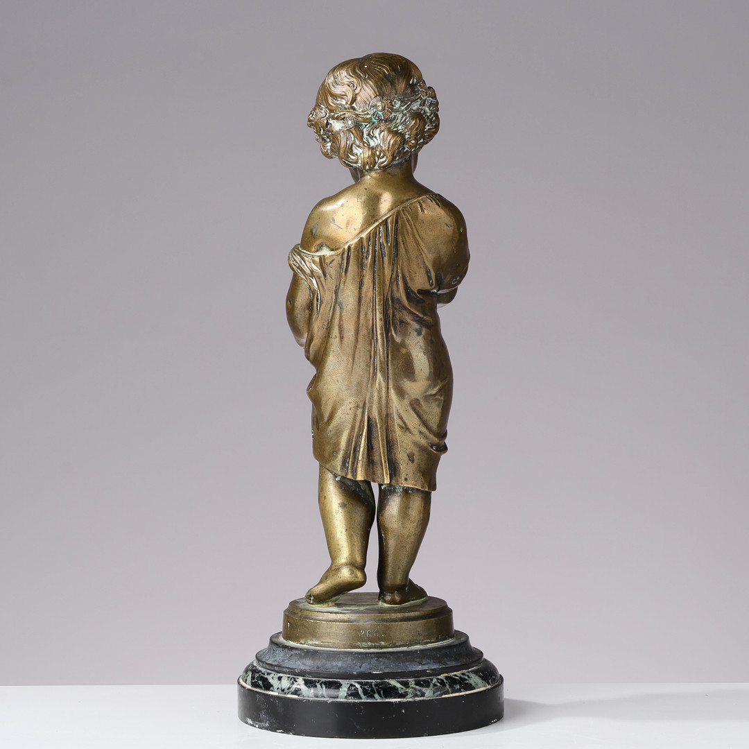UBEKENDT KUNSTNER. Bronzefigur af stående pige med blomster på rund sokkel af marmor, antagelig Frankrig 1800 tallets anden halvdel.