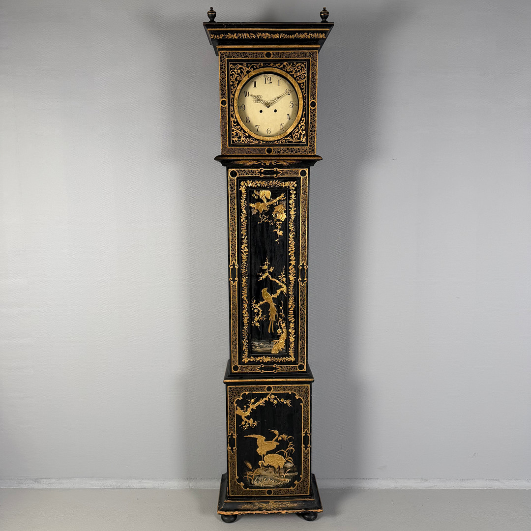 GOLVUR, s ka lodur, 1700/1800-tal, barockstil, slagfunktion, bemålat fodral i trä med kinesiserande stil med dekor av fåglar i svart och guld.