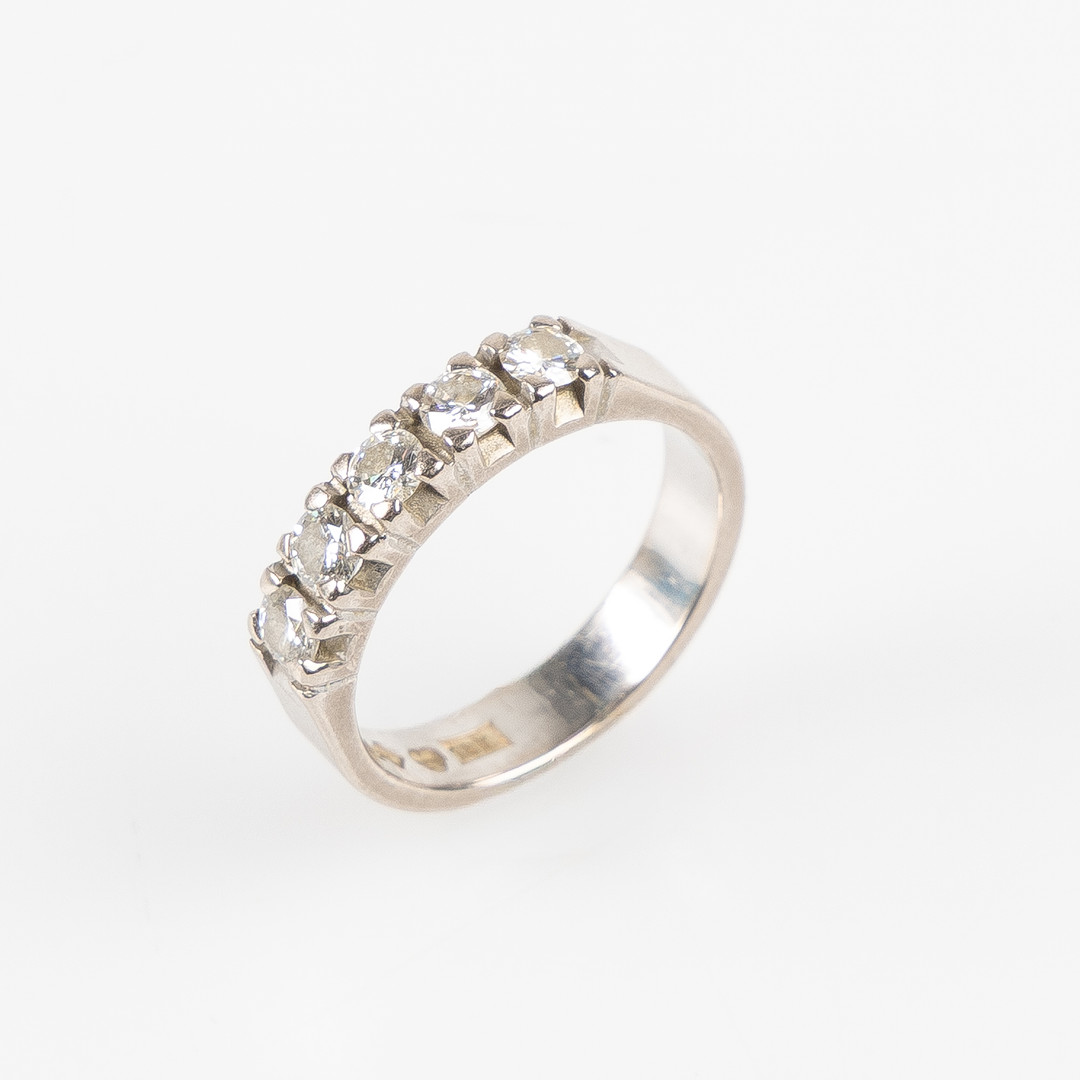 RING, 18K vitguld med briljantslipade diamanter, totalt 0.50 ct.