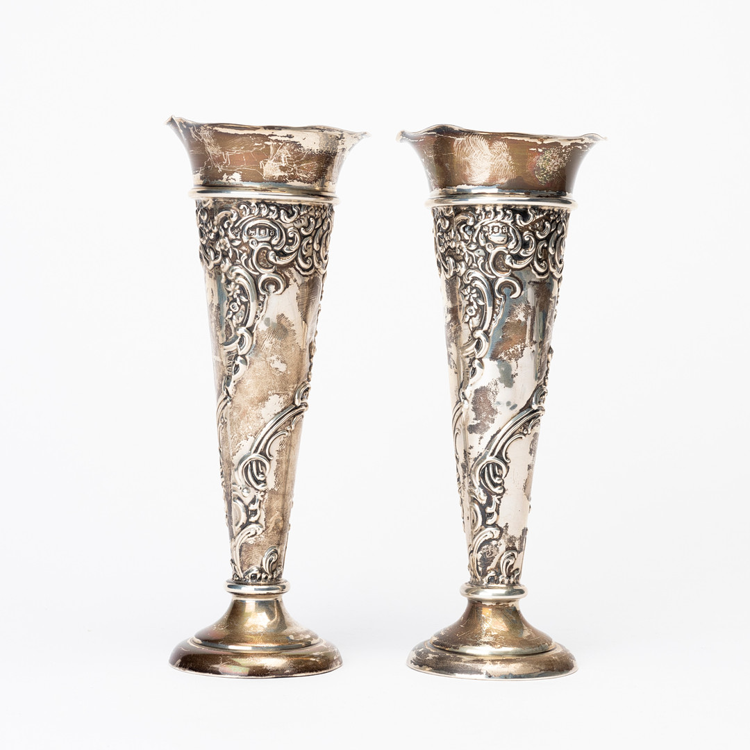 VASER, ett par, silver, Charles & Richard Comyns, London, 1916.