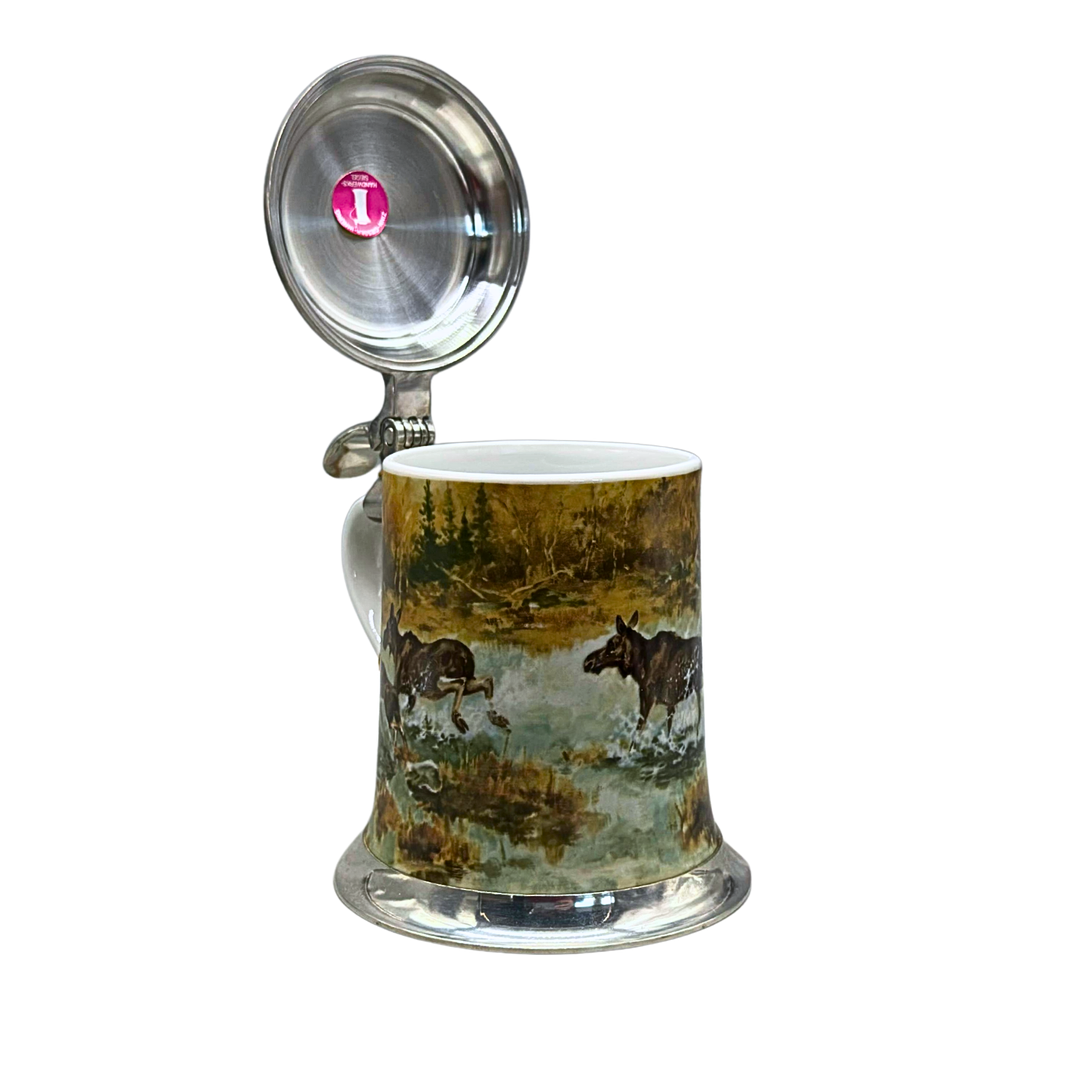 HANNES LIEDERLEY. KAISER JAGDKRUG „FLÜCHTENDE ELCHE“ AUS PORZELLAN MIT ZINNDECKEL.