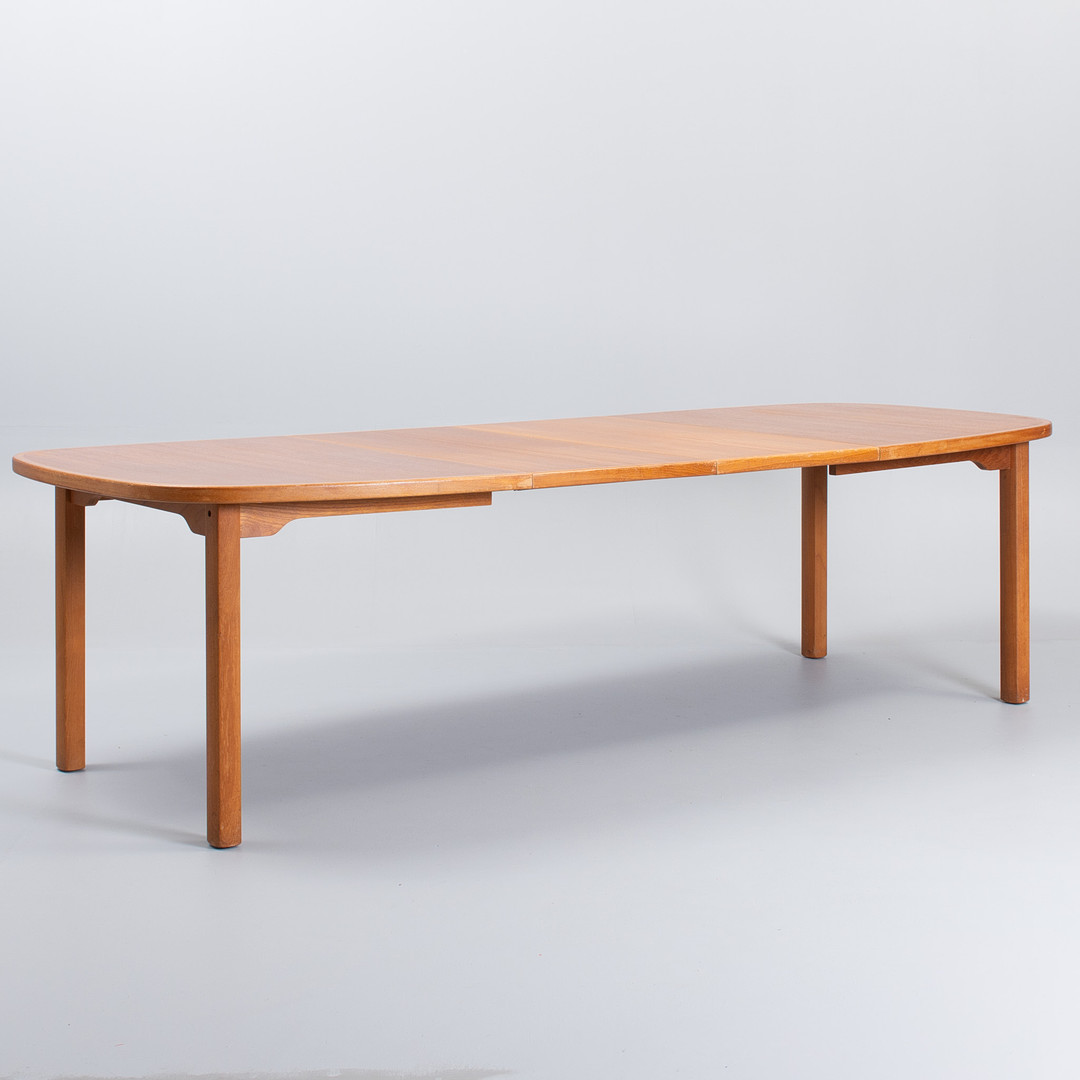 DANSK MØBELDESIGN, Spisebord af teaktræ med to udtræksplader. (3).
