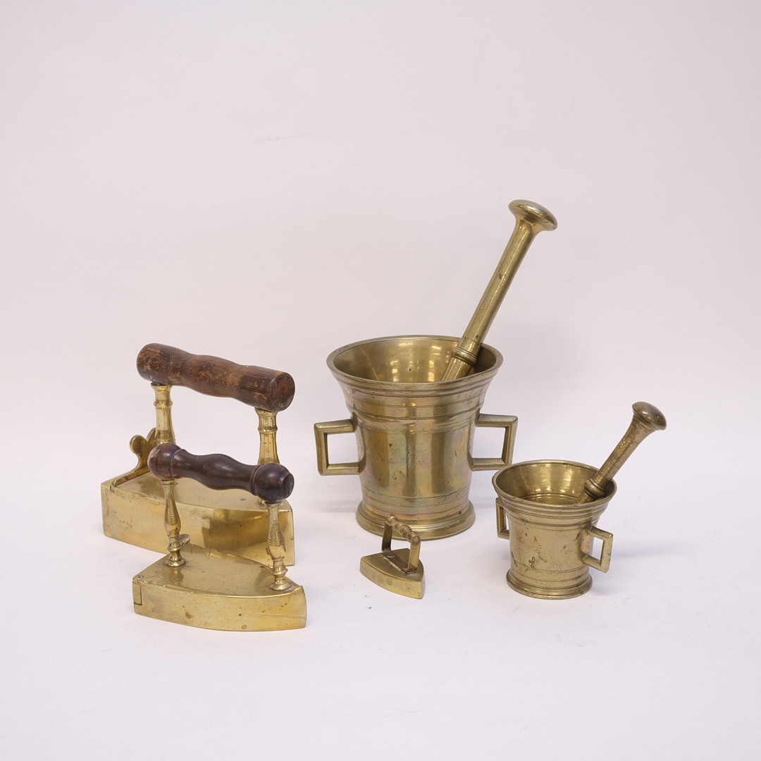 STRYKJÄRN OCH MORTLAR, MÄSSING, 1800-TAL.