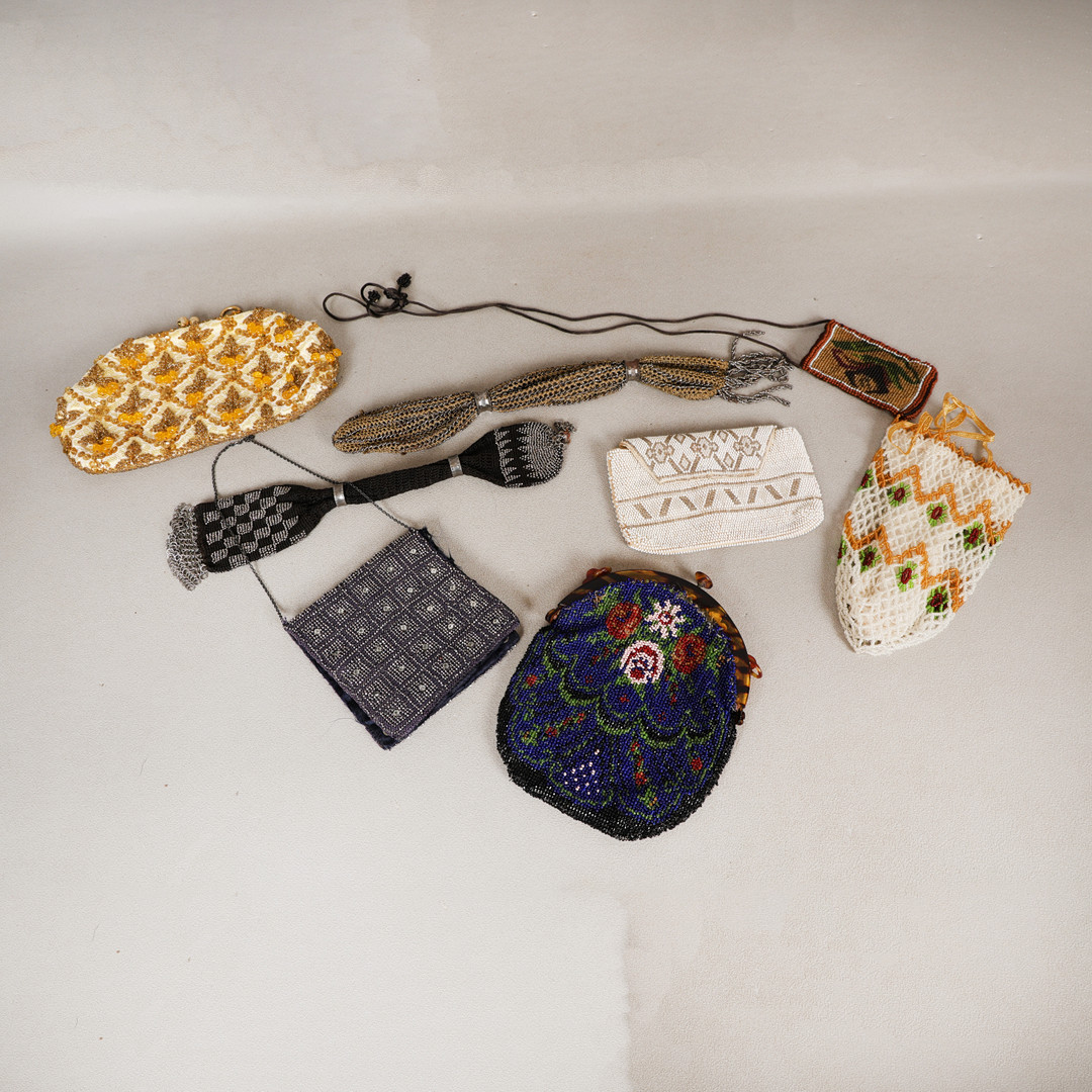 EIGHT BEADED PURSES (8).