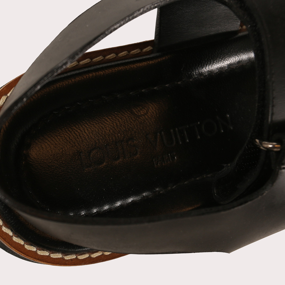LOUIS VUITTON, Sandaler, svart skinn med gummiklädd sula.