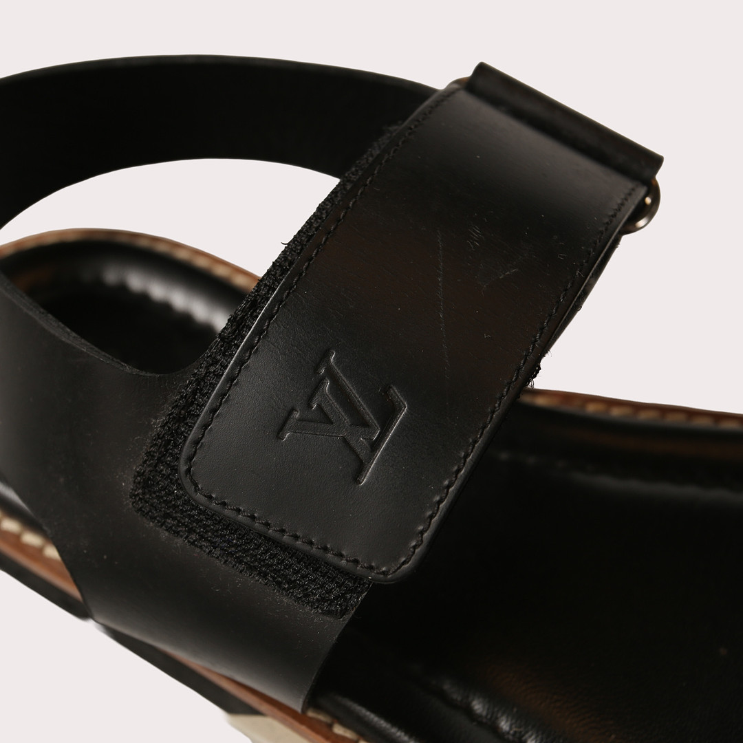 LOUIS VUITTON, Sandaler, svart skinn med gummiklädd sula.