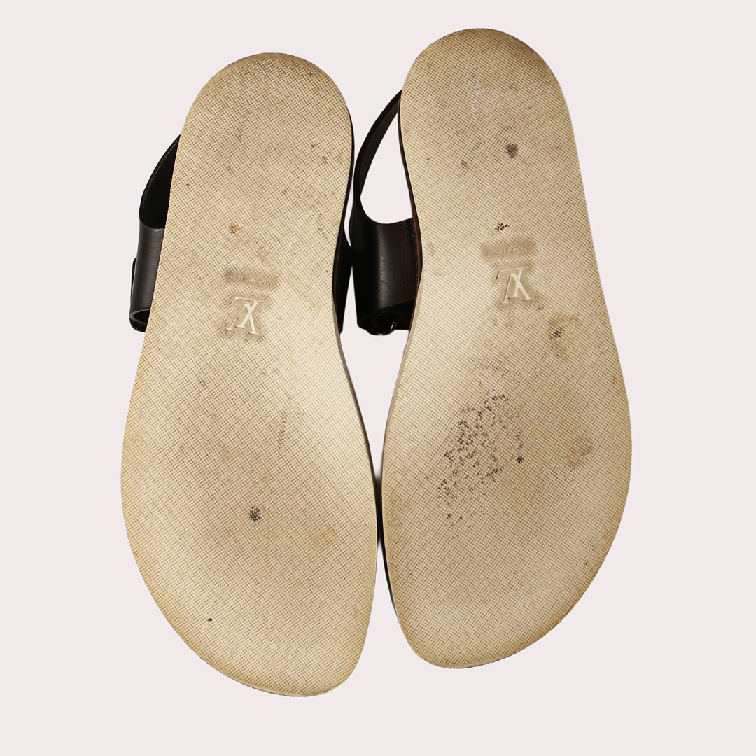 LOUIS VUITTON, Sandaler, svart skinn med gummiklädd sula.