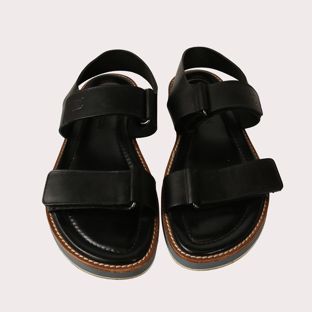 LOUIS VUITTON, Sandaler, svart skinn med gummiklädd sula.