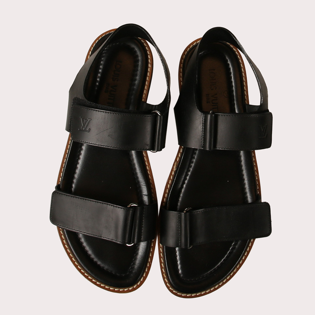 LOUIS VUITTON, Sandaler, svart skinn med gummiklädd sula.