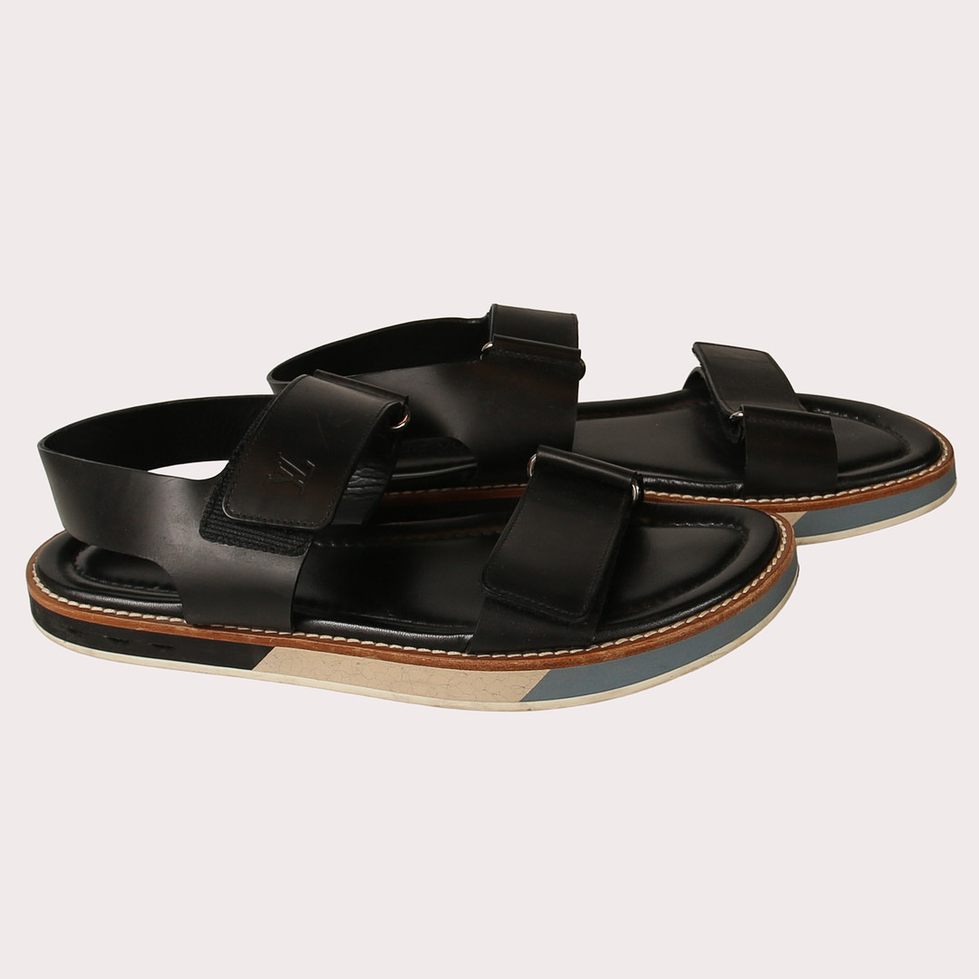 LOUIS VUITTON, Sandaler, svart skinn med gummiklädd sula.