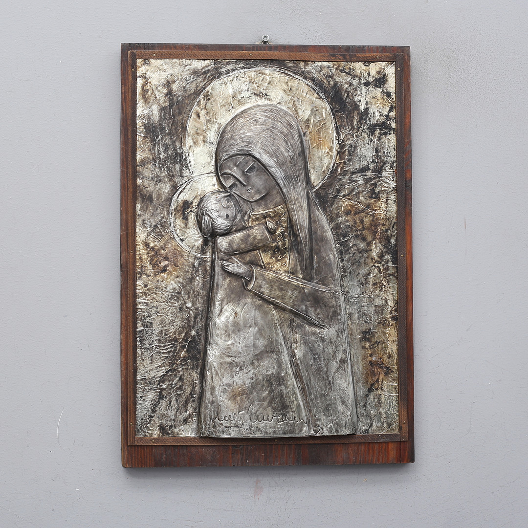 VÄGGRELIEF, Madonna och barnet, metallfolierad, signerad.