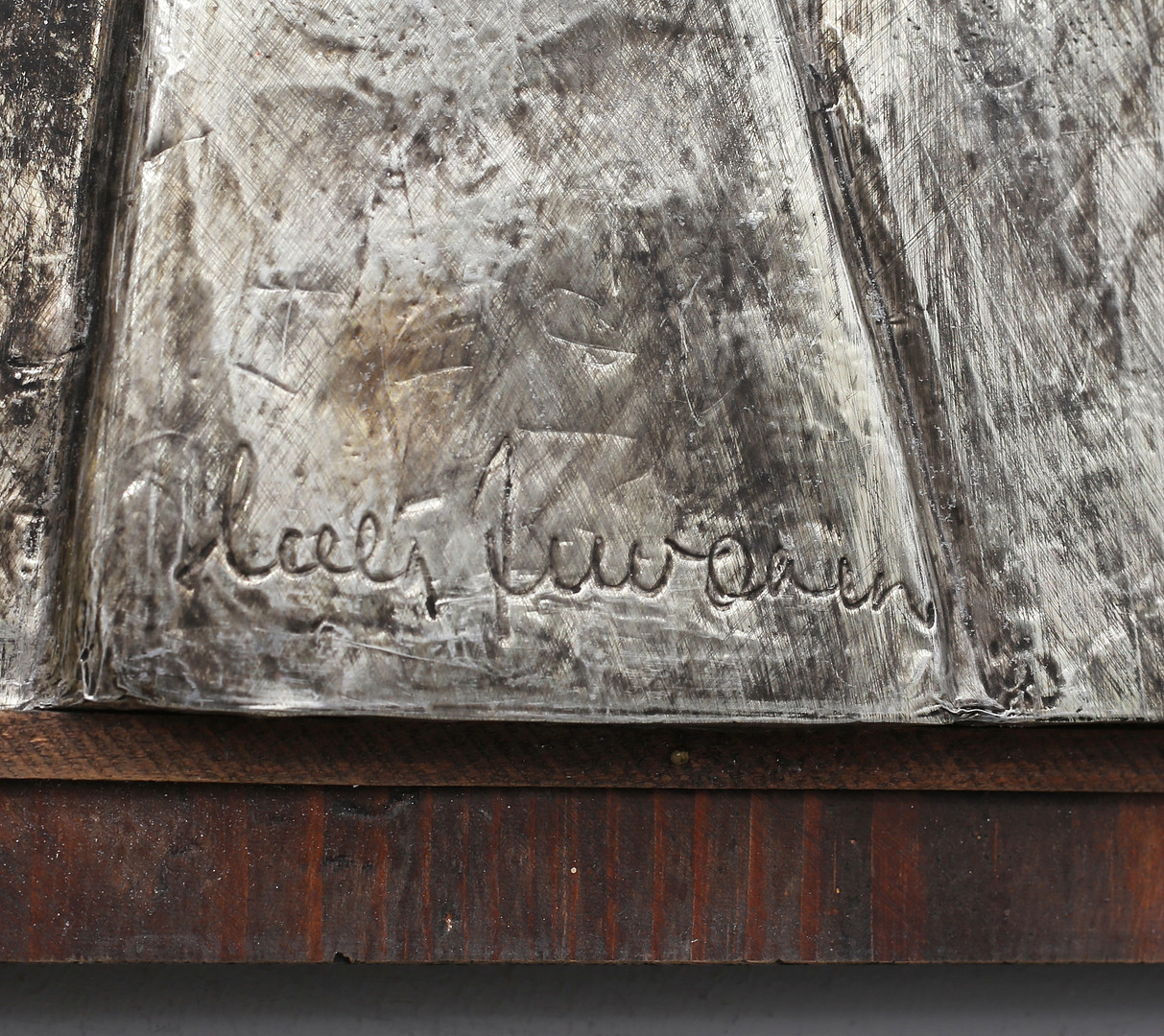 VÄGGRELIEF, Madonna och barnet, metallfolierad, signerad.