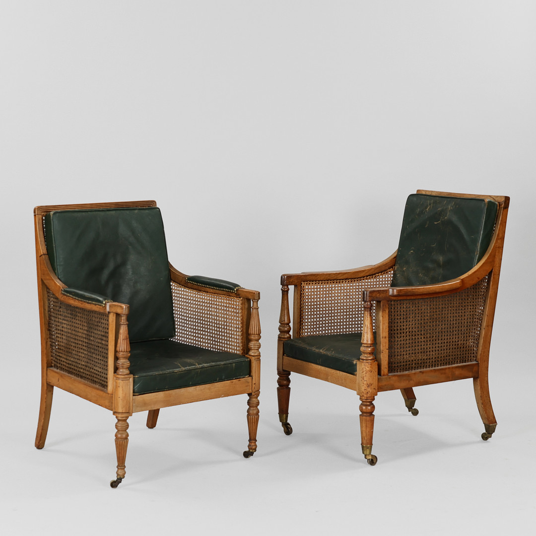 To næsten identiske engelske lænestole af mahogni med fransk flet og læderhynder, 1800/1900 tallet (2).