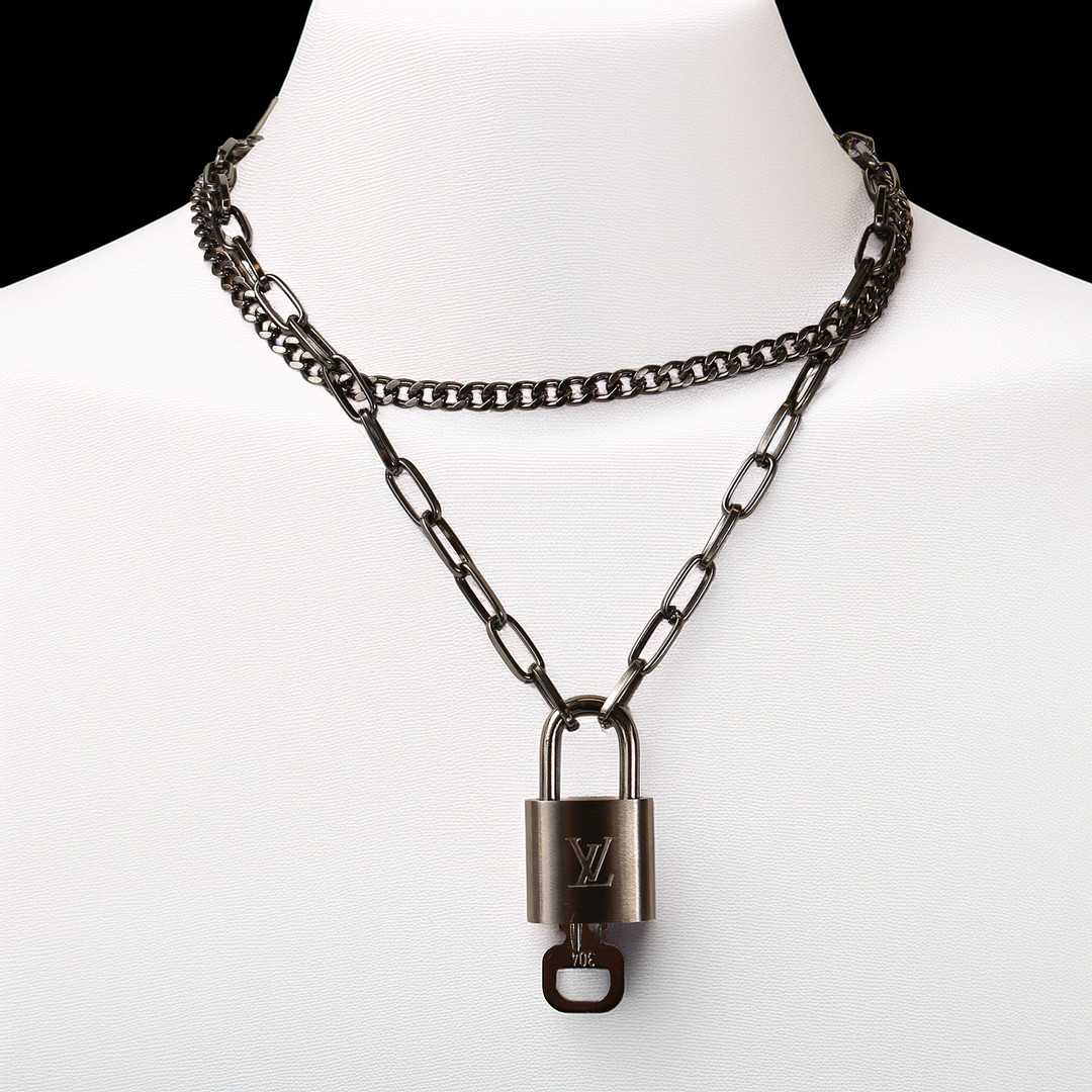 LOUIS VUITTON tvåradigt halssmycke LV hänglås med nyckel , titanfärgad metall.