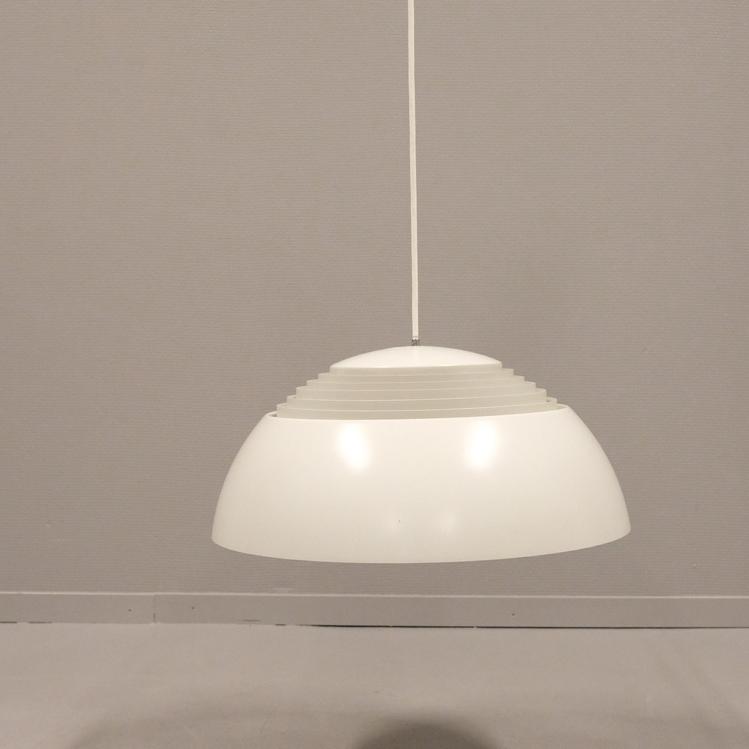 ARNE JACOBSEN. TAKLAMPA, "AJ ROYAL", LOUIS POULSEN.