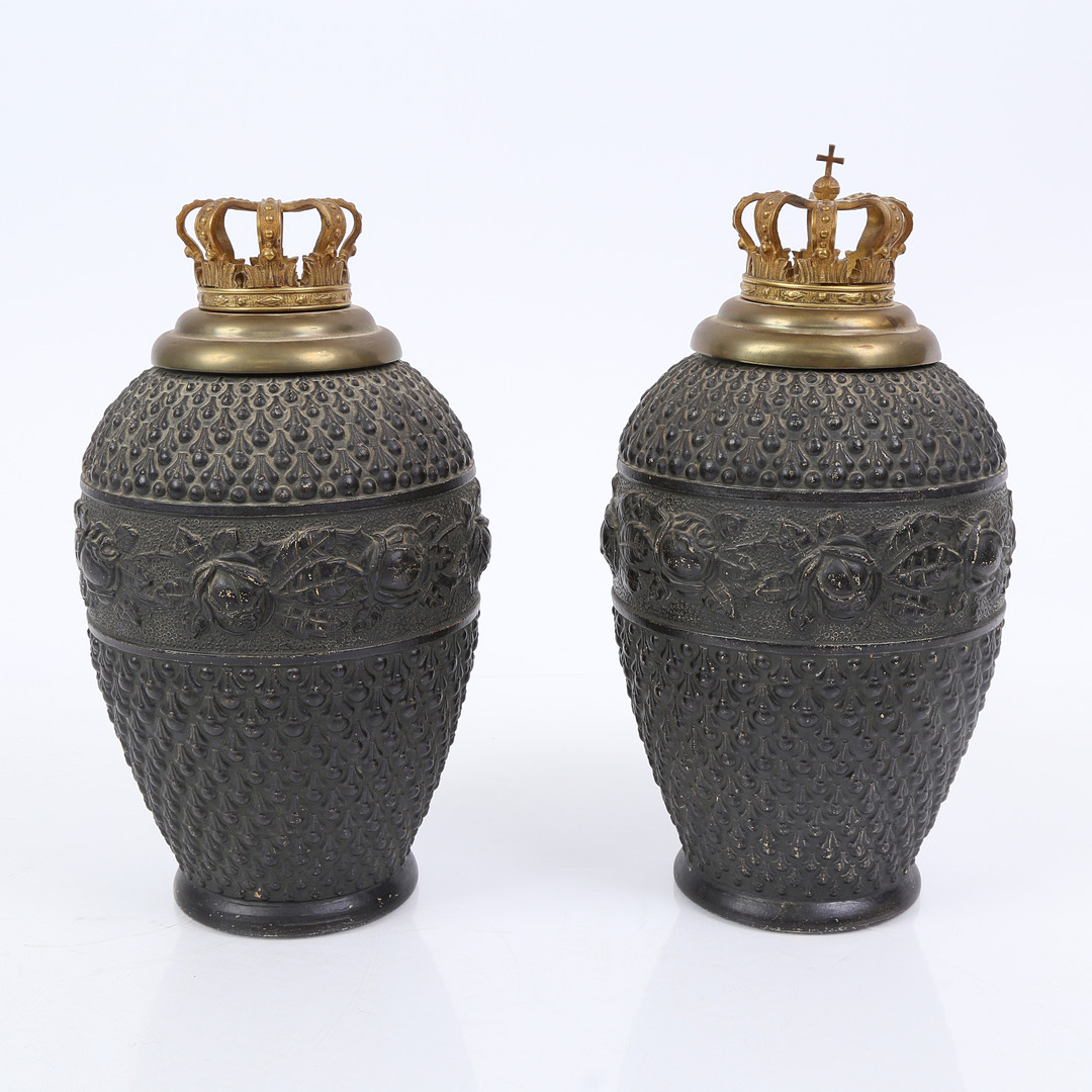 Dansk terracottafabrik. Et par urner af sortmalet terracotta med låg af bronze og messing, 1900-tallets begyndelse (2).