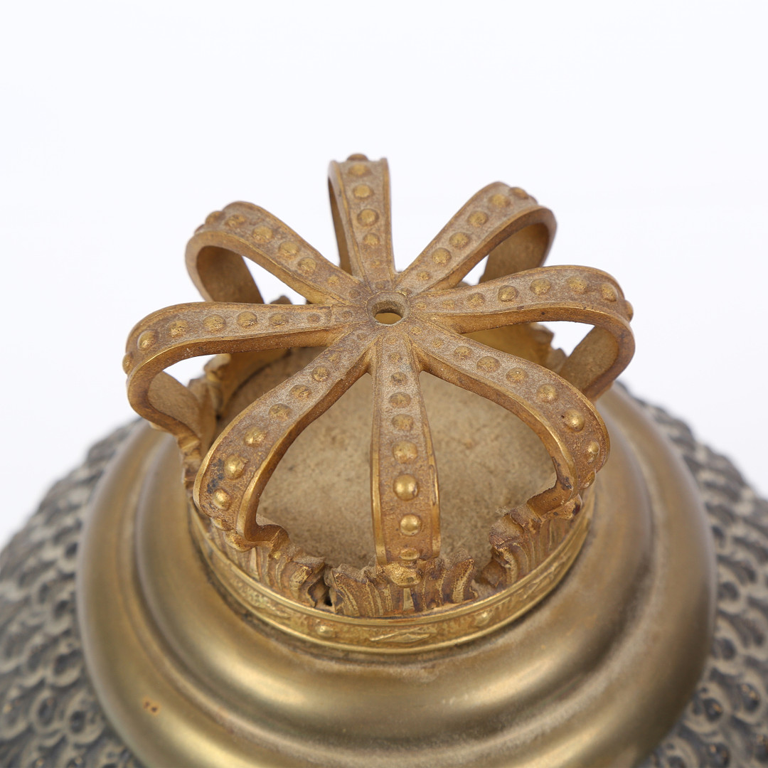 Dansk terracottafabrik. Et par urner af sortmalet terracotta med låg af bronze og messing, 1900-tallets begyndelse (2).