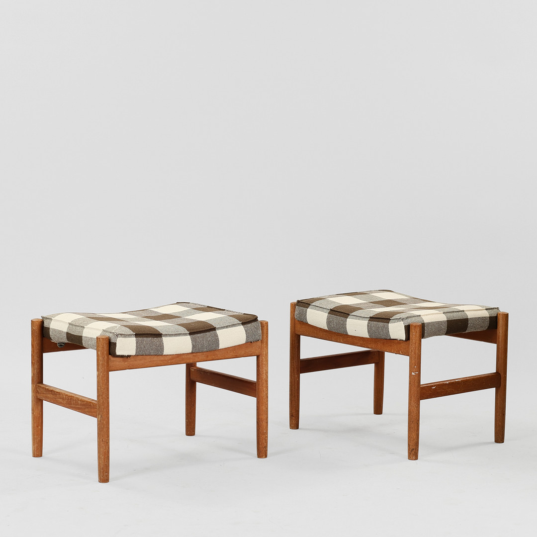 Spøttrup Møbelfabrik: Et par skamler af massivt teaktræ med stofbetrukne sæder, Danmark, 1950'erne, (2).