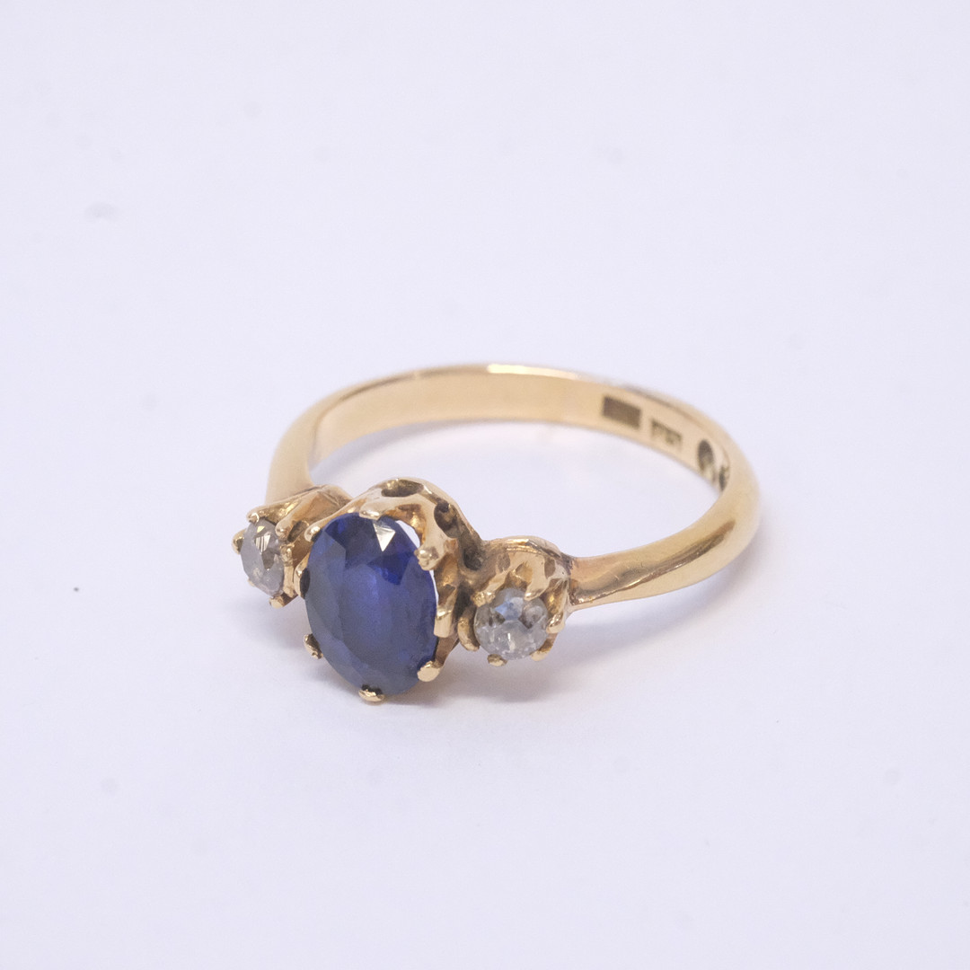 RING, 18K GULD MED TVÅ DIAMANTER OCH SYNTETISK SAFIR.